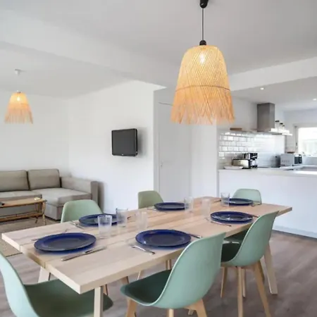 Magnificent Close To The With Sea View Apartment