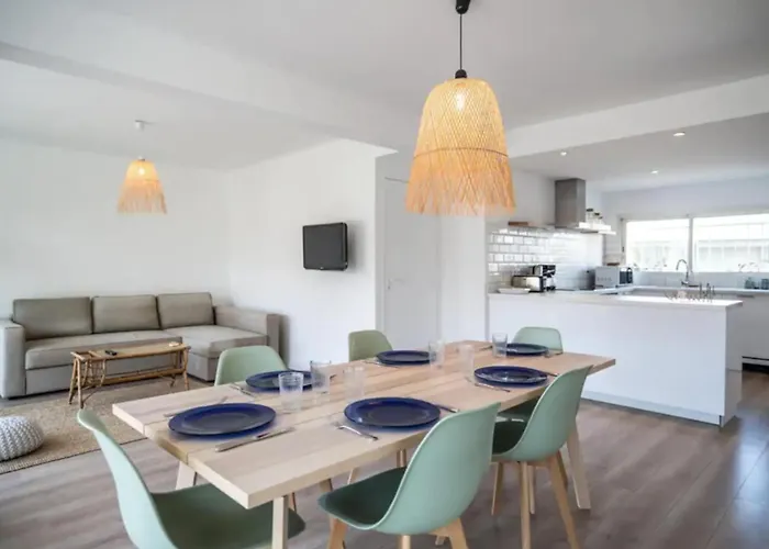 Beautiful Near The With Great Sea Views Lägenhet